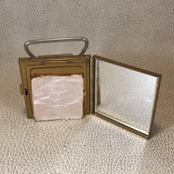 Vintage Belt Buckle Compact - Picture 2 of 3